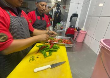 WAN Noor Zamran bersama Yusairi memilih bahan-bahan untuk membuat sambal belacan bagi hidangan petugas TH dan jemaah di Mekah, semalam.