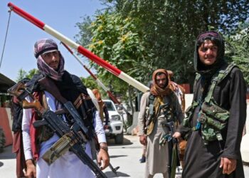ANGGOTA kumpulan Taliban mengawal keadaan jalan berdekatan Dataran Zanbaq, Kabul. -AFP