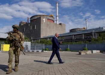 DATUK Bandar, Energodar Andrey Shevtchik berjalan melintasi stesen jana kuasa nuklear Zaporizhzhia sambil diawasi tentera Russia.-AFP