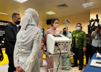 TUANKU Zara Salim melihat peralatan perubatan yang disumbangkan oleh  IIFW pada majlis penyerahan di KWKK,  HRPB di Ipoh. - UTUSAN/LIYANA RAMLI