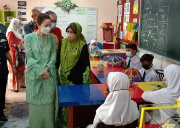 TUANKU Zara Salim melihat pelajar Kelas Pembelajaran Khas melakukan seni kraf anyaman ketika melakukan lawatan ke Sekolah Amanah di SMK Seri Samudera di Seri Manjung hari ini. - UTUSAN/ SHAMSUL KAMAL AMARUDIN