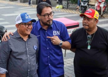 ZED Zaidi bersama Anuar Basiran (kiri) ketika turun membantu calon kempen PRU15 di Bandar Baru Salak Tinggi, Sepang, Selangor. - UTUSAN/FAISOL MUSTAFA