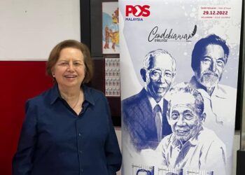 ZETI AKHTAR Aziz bergambar di samping poster koleksi Edisi Cendekiawan di ibu pejabat pos di Dayabumi, Kuala Lumpur. - IHSAN P.OS MALAYSIA