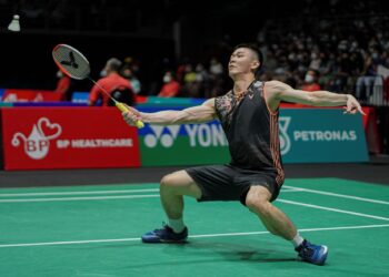 Jaguh No. 5 dunia, Zii Jia tewas kepada pemain yang menghuni ranking ke-26 dunia, Shesar Hiren Rhustavito dari Indonesia di Kejohanan Petronas Terbuka Malaysia di Axiata Arena Bukit Jalil di sini, hari ini.- UTUSAN/FARIZ RUSADIO