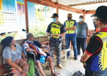 SIK Choon Foo (tiga dari kiri) melawat Din Abdullah di Kampung Tendrik, Pos Bihai, Gua Musang, Kelantan. - UTUSAN/AIMUNI TUAN LAH