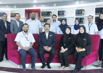 SYAIRUL RIZAL (kiri) dan Jamaludin Puteh bersama delegasi SPRM dan YBR selepas Majlis Menandatangani Laporan Khidmat Nasihat di Serambi Ilmu Rakyat, Menara Kembar Bank Rakyat.