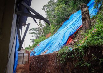 KEADAAN rumah setelah kejadian tanah runtuh akibat hujan lebat di Taman Halaman, Ampang. - UTUSAN/SADDAM YUSOFF