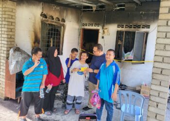ZUHAIRI Ab Kadir (dua dari kanan) melawat dan menyampaikan sumbangan kepada lima OKU yang hilang tempat tinggal setelah kediaman mereka terbakar di Kampung Rumbia, Beserah di Kuantan, Pahang.