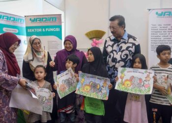 MOHD. Zuki Ali beramah mesra semasa melawat ruang pameran selepas Majlis Perasmian Hari Terbuka Putrajaya 2023. - UTUSAN/FAISOL MUSTAFA