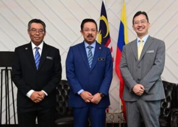 MOHD. Zuki Ali (tengah) bersama Zulkapli Mohamed (kiri) dan Johan Mahmood Merican - FB TAN SRI MOHD. ZUKI ALI