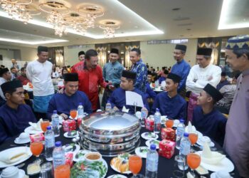MOHD. Zuki Ali menyampaikan sumbangan duit raya kepada anak-anak yatim dari Rumah Bakti Al-Kausar pada Majlis Iftar Maksak di Putrajaya. - UTUSAN/FAISOL MUSTAFA