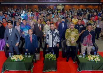 MOHD. Zuki Ali (tengah) bersama Pengerusi Lembaga Pengelola Dewan Bahasa dan Pustaka (DBP), Prof. Datuk Seri Dr. Awang Sariyan (dua dari kiri) bersama para panel serta peserta selepas majlis perasmian penutupan Simposium Pengantarabangsaan Bahasa Melayu di Dewan Bahasa dan Pustaka, Kuala Lumpur, hari ini. Turut sama, Pengarah Simposium Pengantarabangsaan Bahasa Melayu, Dr. Kamarul Zaman Yusoff (kanan). - FOTO/FARIZ RUSADIO