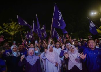 ZURAIDA Kamaruddin bersama penyokong dalam Majlis Pelancaran Jentera Pilihan Raya PBM Parlimen Ampang, Selangor. -UTUSAN/FIRDAUS JOHARI