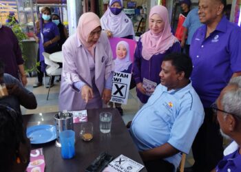 ZURAIDA Kamaruddin (dua dari kiri) bersama Dr. Daroyah menyapa beberapa pengundi Kapar di pekan Kapar, Klang, Selangor.-UTUSAN/ MOHAMAD NAUFAL MOHAMAD IDRIS
