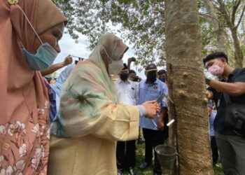 ZURAIDA Kamarudin (dua dari kiri) cuba menoreh getah pada Majlis Ziarah Kasih dan Sesi Dialog di Kampung Charuk Kelian, Baling, Kedah, hari ini. - FOTO/NORLIA RAMLI