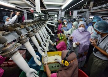 ZURAIDA Kamaruddin melihat proses pembuatan sarung tangan getah ketika mengadakan lawatan ke kilang Meditech Gloves Sdn. Bhd. di Nilai, Seremban. Malaysia sedia tawar kepakaran dalam teknologi getah asli kepada Turkiye - GAMBAR HIASAN/UTUSAN/MOHD. SHAHJEHAN MAAMIN